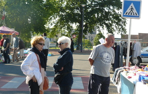 On se raconte des histoires de .......vide-grenier en profitant du soleil.